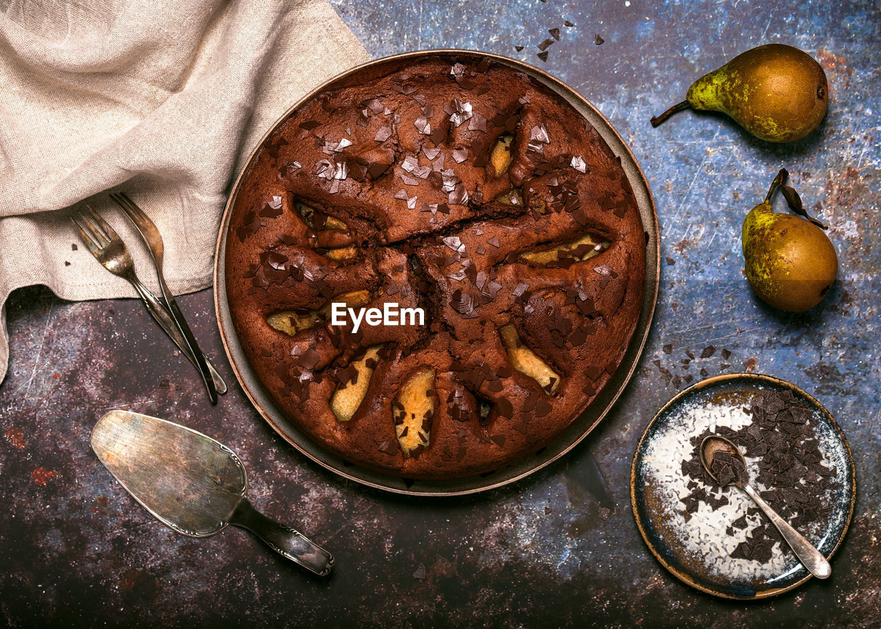 HIGH ANGLE VIEW OF BREAD IN BOWL