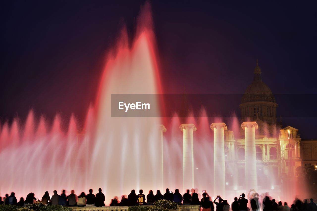 GROUP OF PEOPLE AT A FOUNTAIN