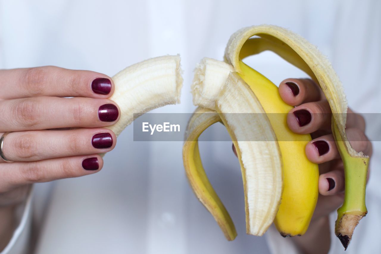 CLOSE-UP OF HUMAN HAND HOLDING ICE CREAM