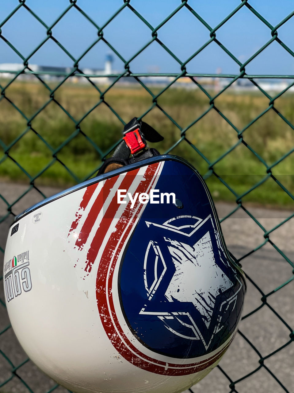 CLOSE-UP OF CHAINLINK FENCE