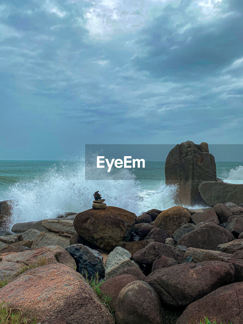 ROCKS ON SHORE AGAINST SEA