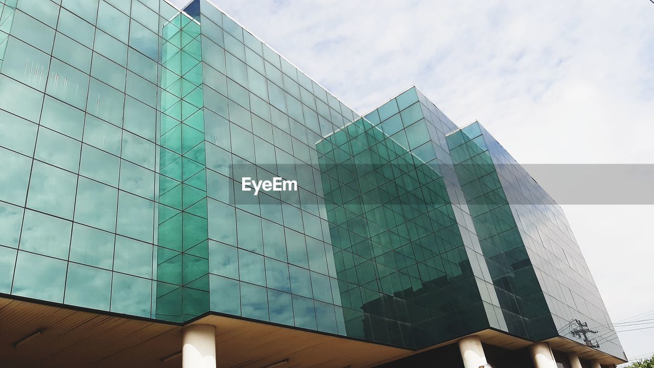 LOW ANGLE VIEW OF GLASS BUILDING AGAINST SKY