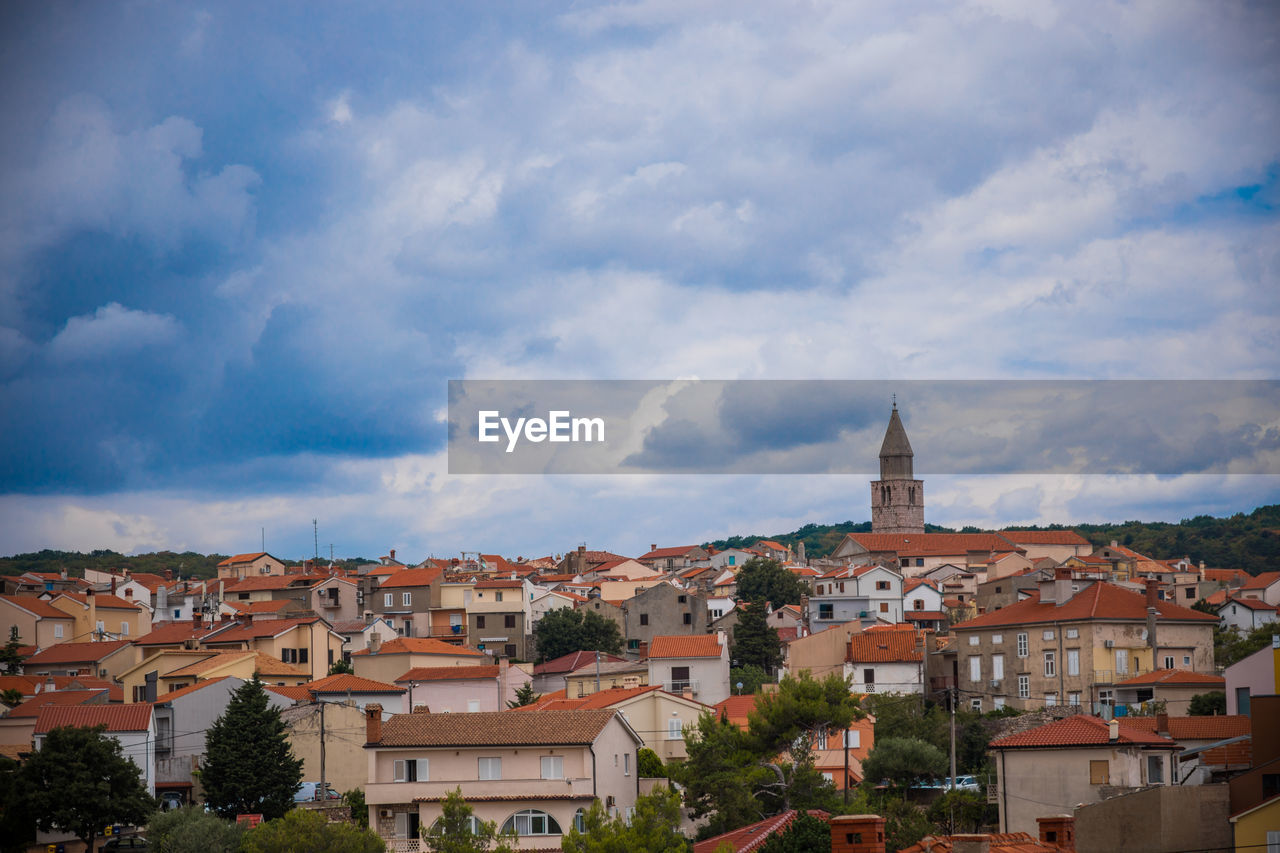 Buildings in vribnik city against sky