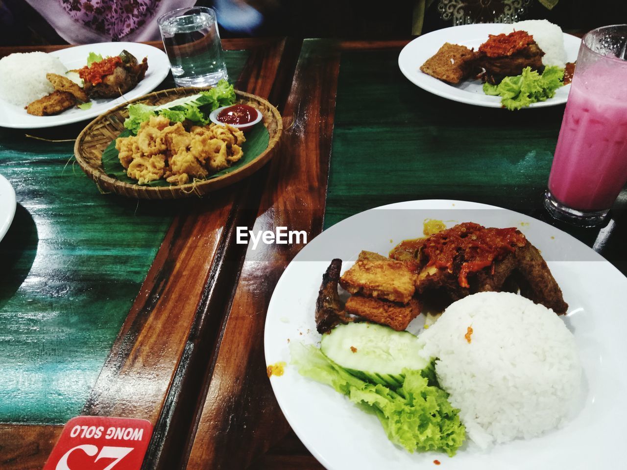 HIGH ANGLE VIEW OF FOOD IN PLATE