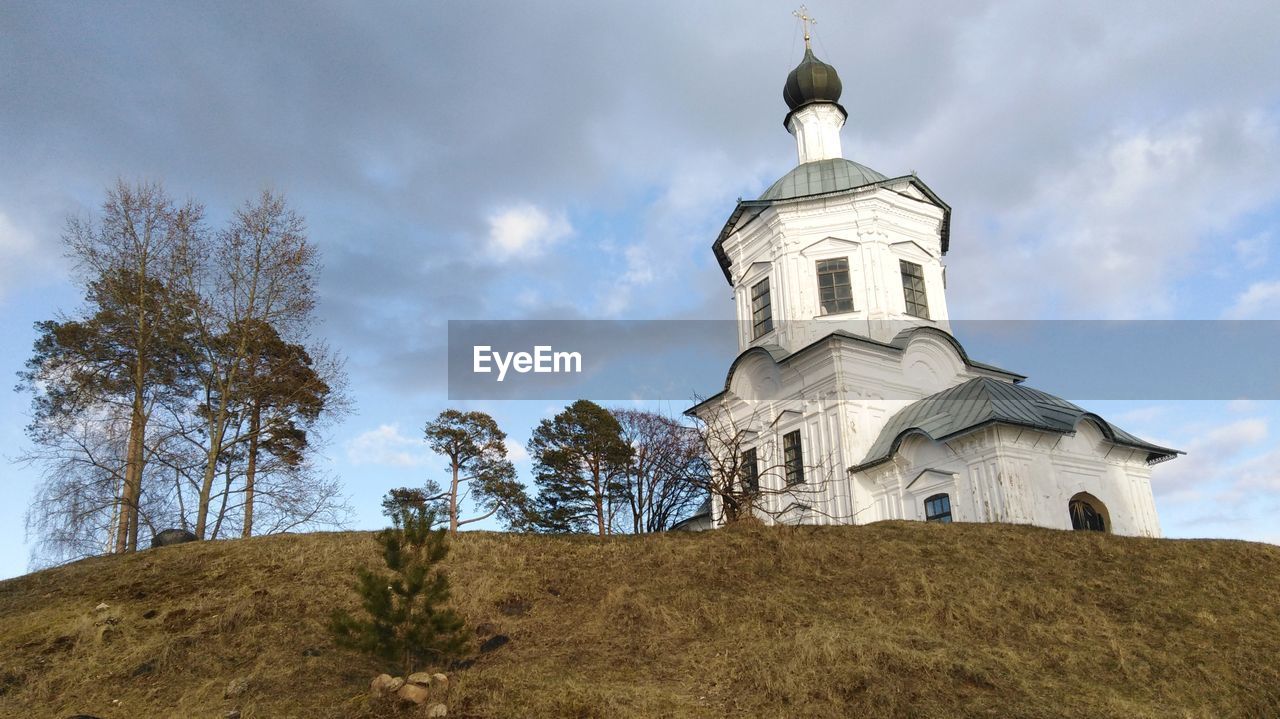 LOW ANGLE VIEW OF CHURCH AND BUILDING AGAINST SKY