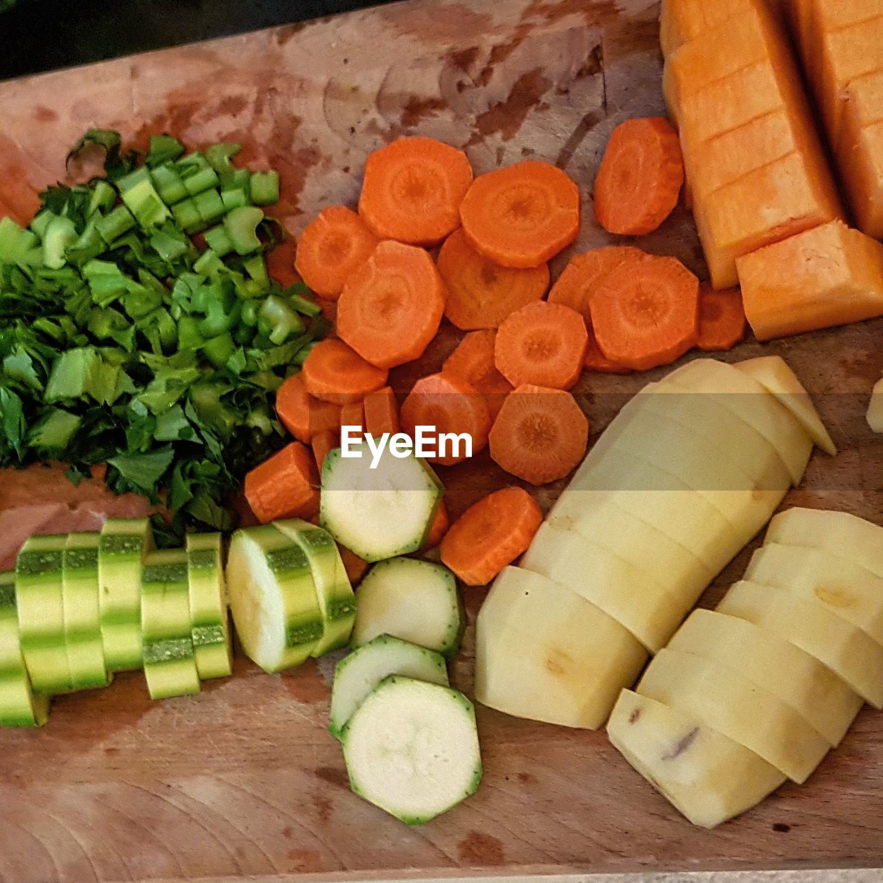 HIGH ANGLE VIEW OF VEGETABLES IN KITCHEN