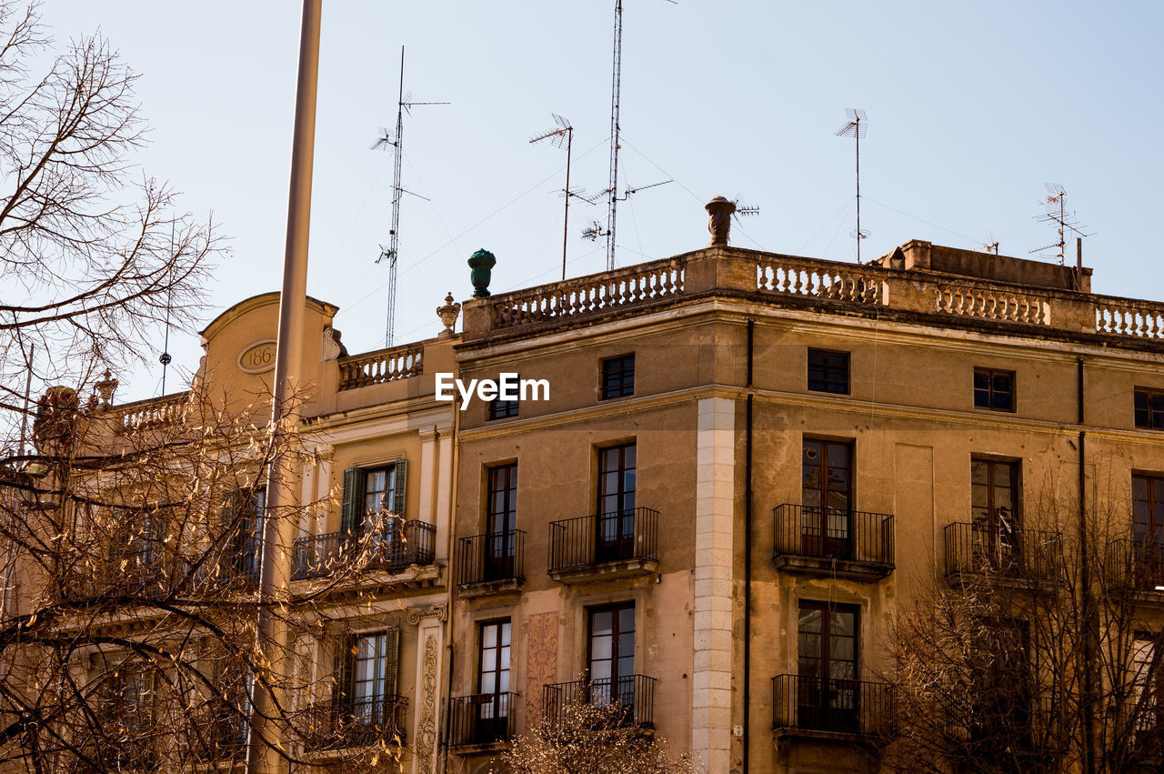 LOW ANGLE VIEW OF HISTORIC BUILDING AGAINST SKY