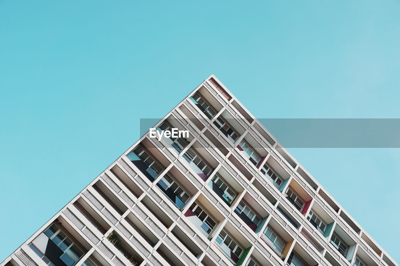 LOW ANGLE VIEW OF BUILDINGS AGAINST CLEAR BLUE SKY