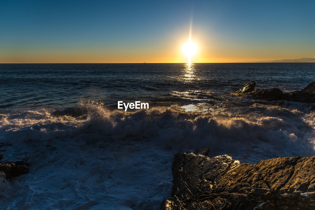 SCENIC VIEW OF SEA AGAINST SUNSET SKY