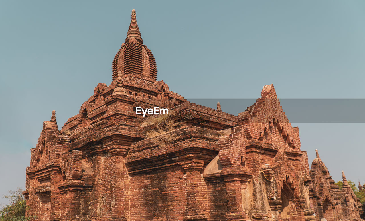 LOW ANGLE VIEW OF TEMPLE AGAINST BUILDINGS