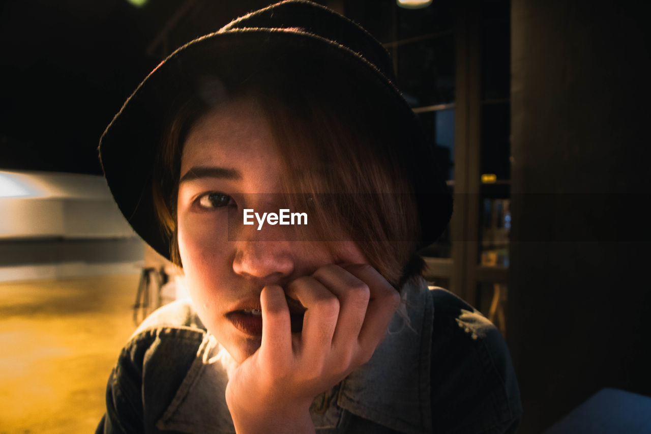 CLOSE-UP PORTRAIT OF YOUNG WOMAN WEARING EYEGLASSES