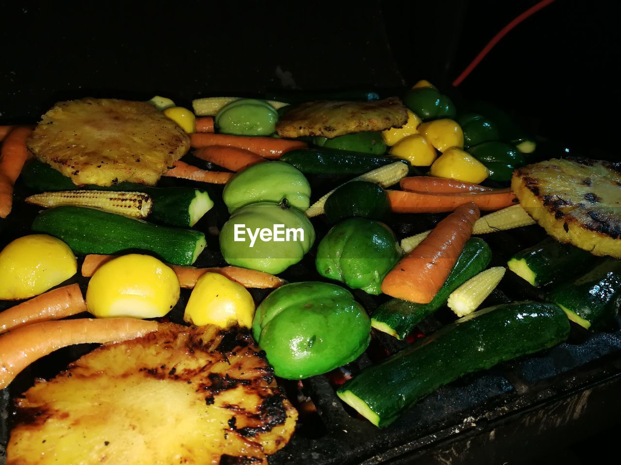 CLOSE-UP OF VEGETABLES AND SALAD