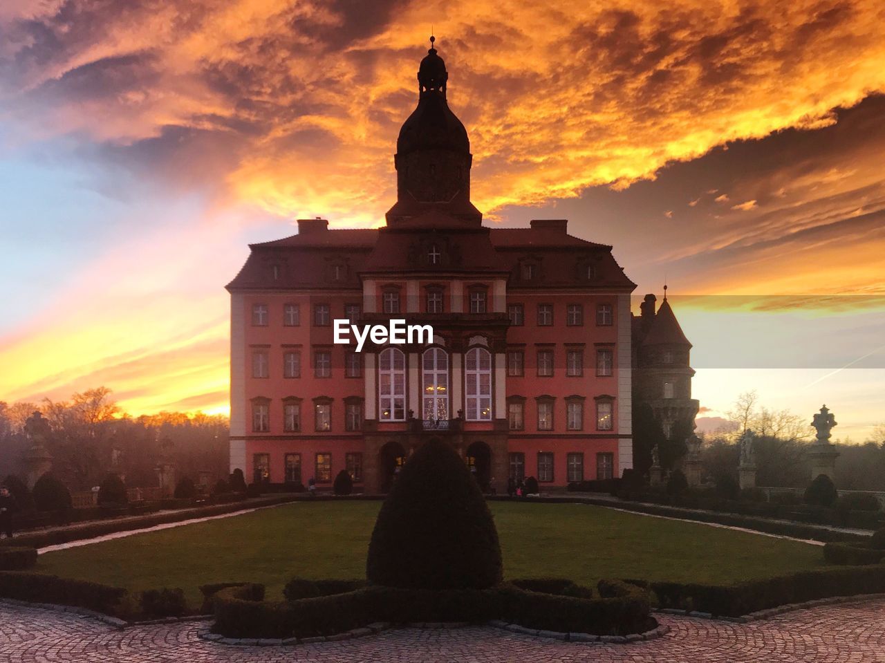 STATUE OF HISTORIC BUILDING AGAINST CLOUDY SKY