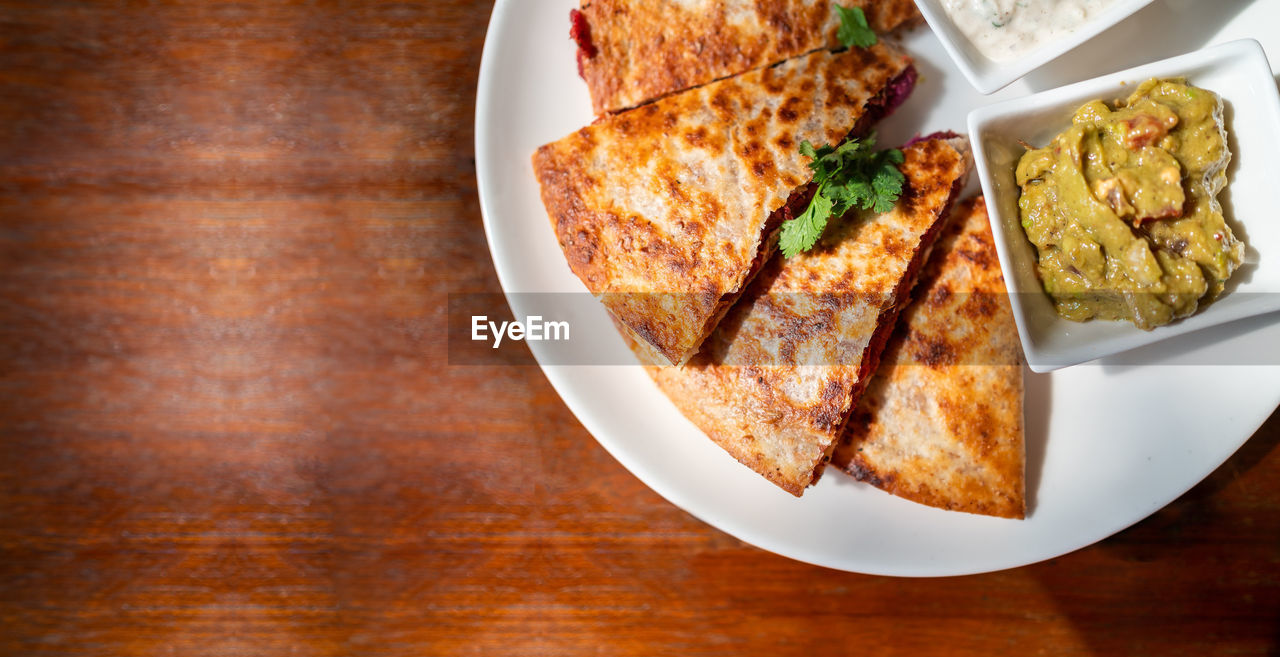 HIGH ANGLE VIEW OF BREAKFAST IN PLATE