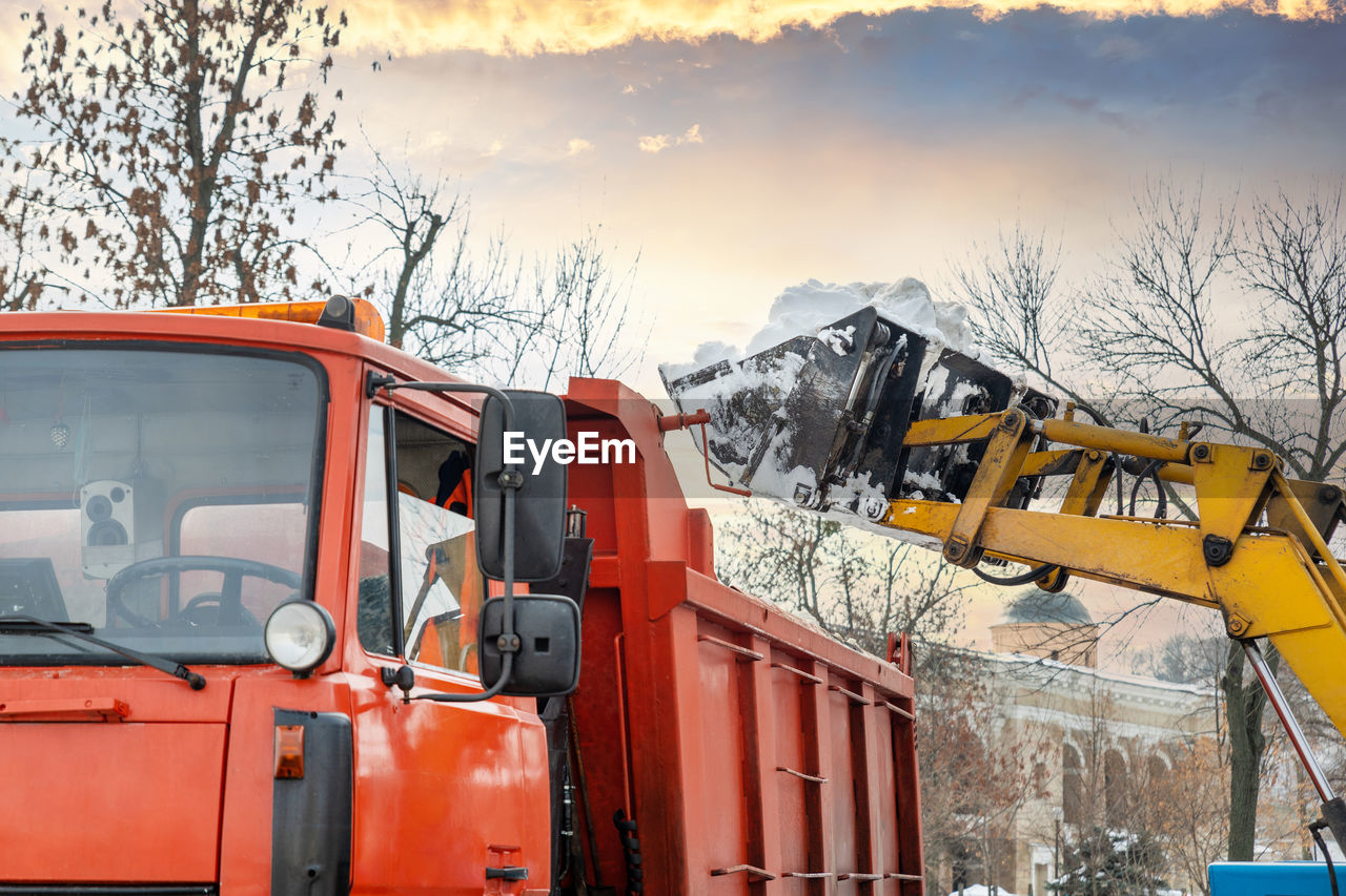 VIEW OF SNOW COVERED LANDSCAPE AGAINST SKY