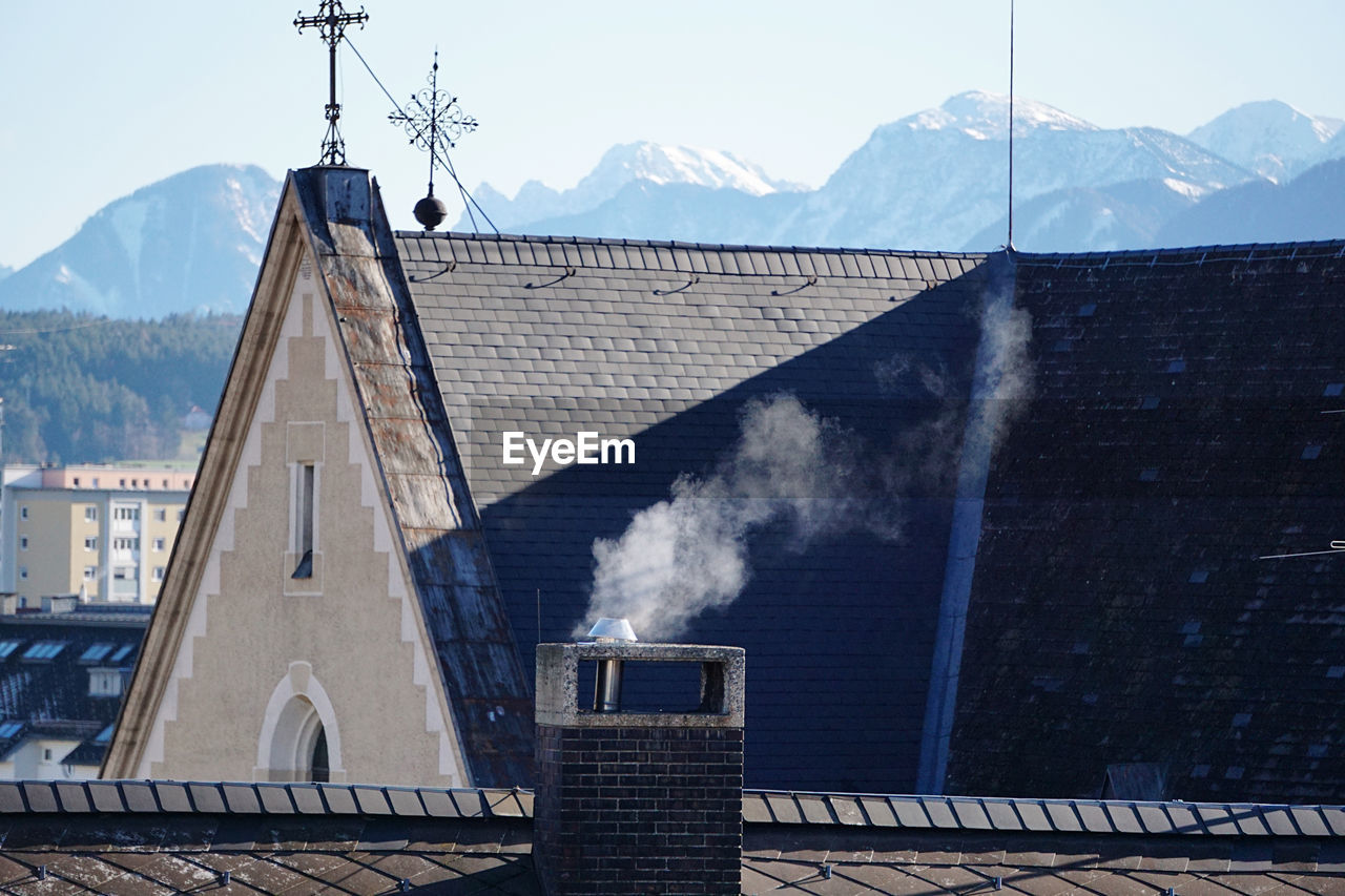 PANORAMIC VIEW OF ROOF AND BUILDING AGAINST MOUNTAIN