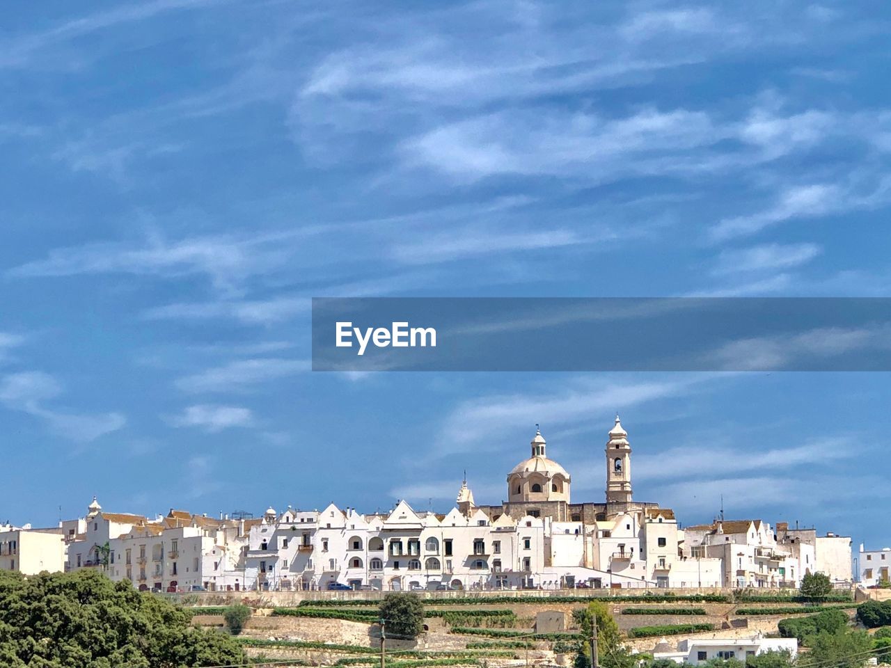 LOW ANGLE VIEW OF BUILDINGS IN CITY AGAINST SKY