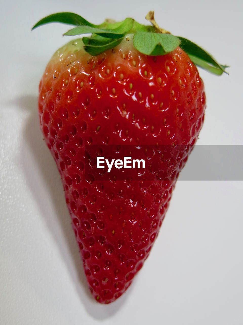 CLOSE-UP OF STRAWBERRY WITH STRAWBERRIES