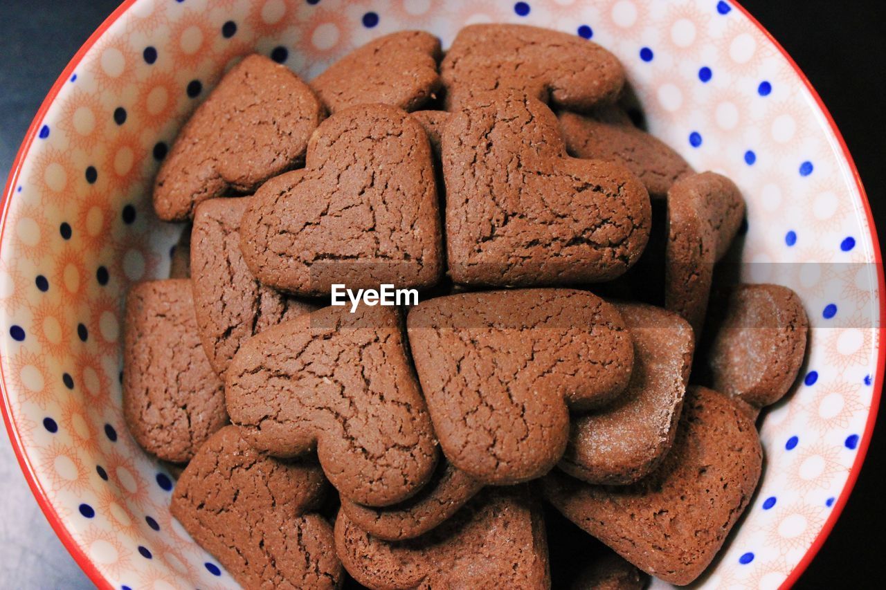 CLOSE-UP OF COOKIES