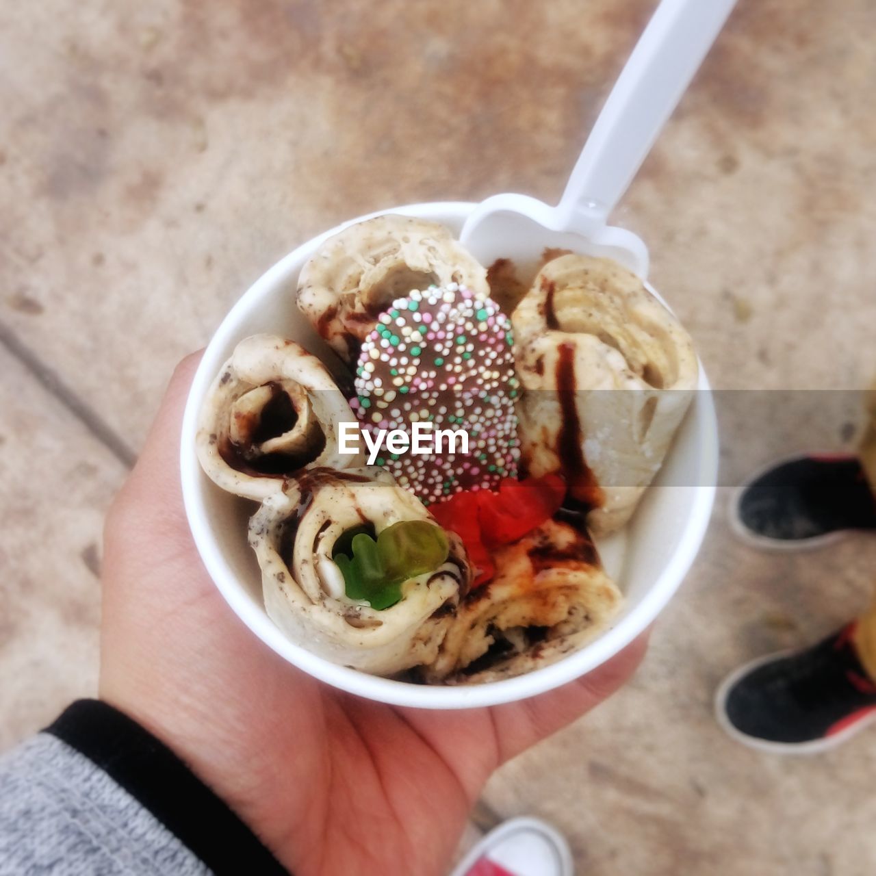 CROPPED IMAGE OF PERSON HOLDING ICE CREAM IN CONTAINER