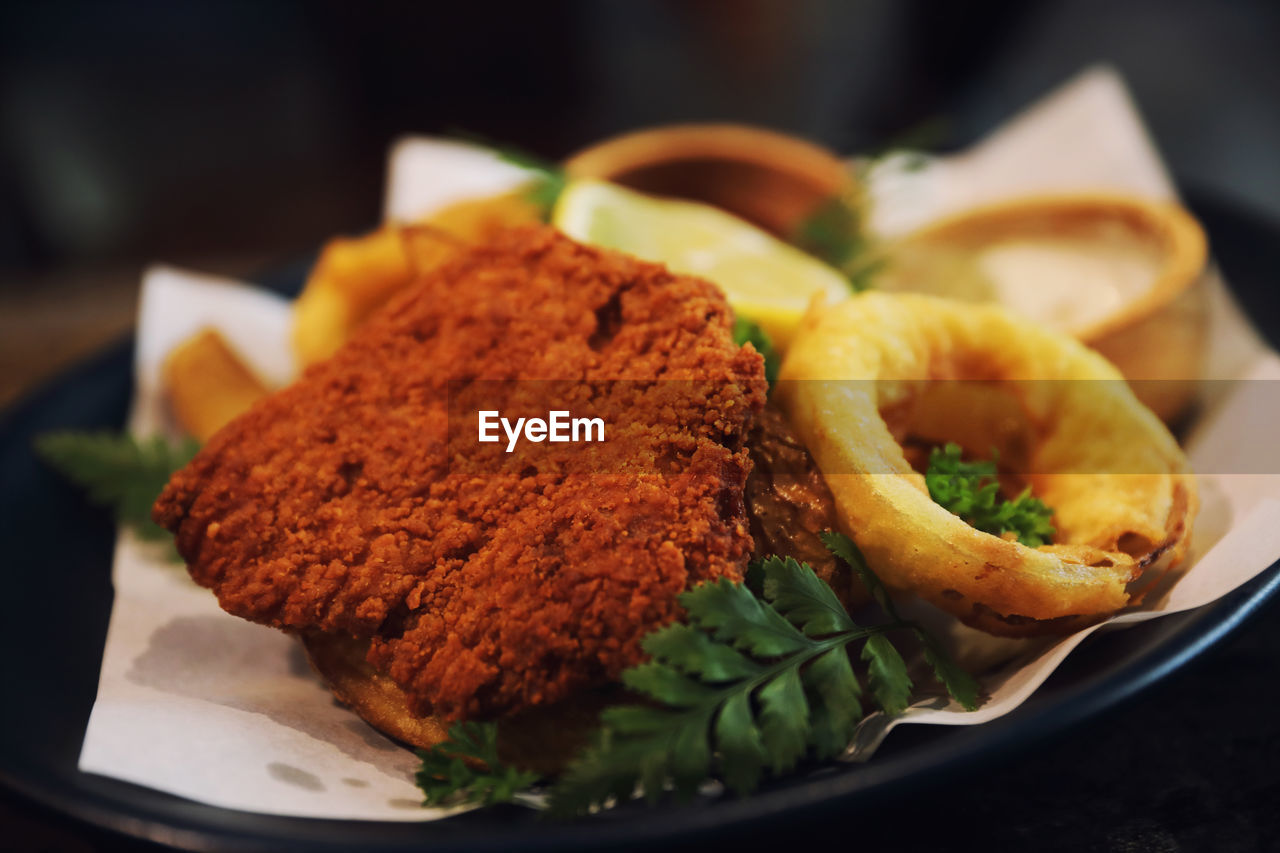 CLOSE-UP OF FOOD IN PLATE