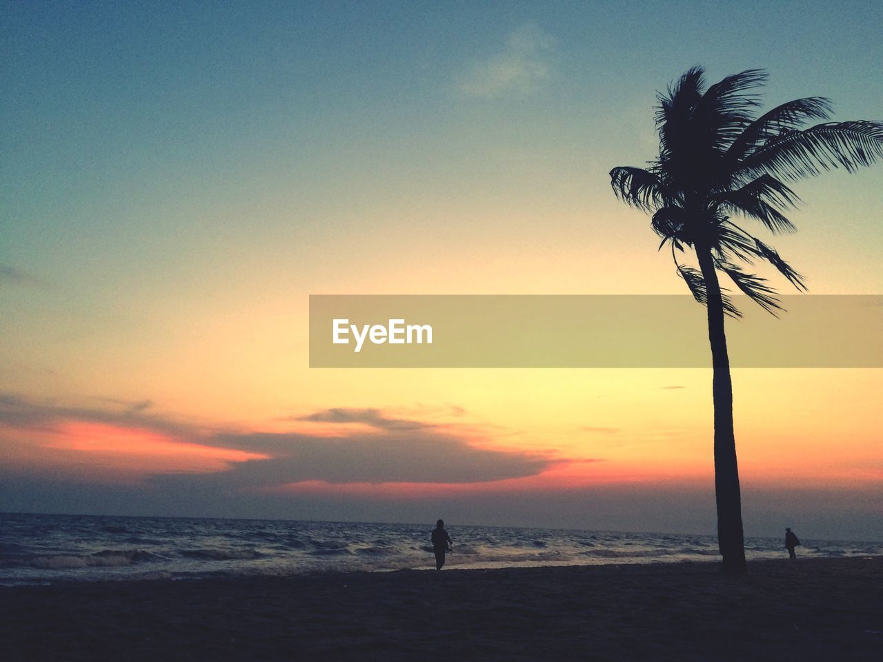 SILHOUETTE OF PEOPLE ON BEACH