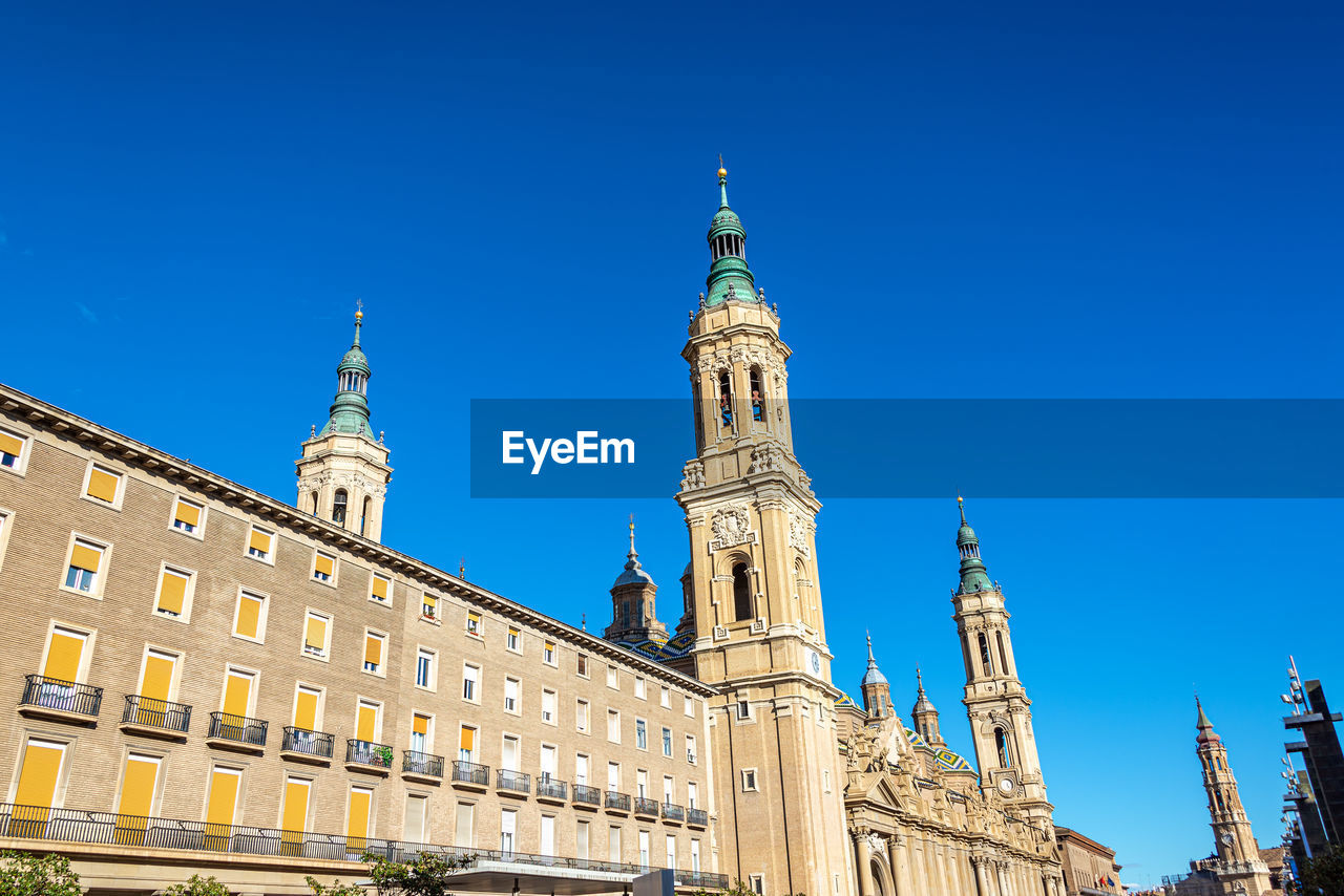 LOW ANGLE VIEW OF HISTORICAL BUILDING AGAINST CLEAR BLUE SKY