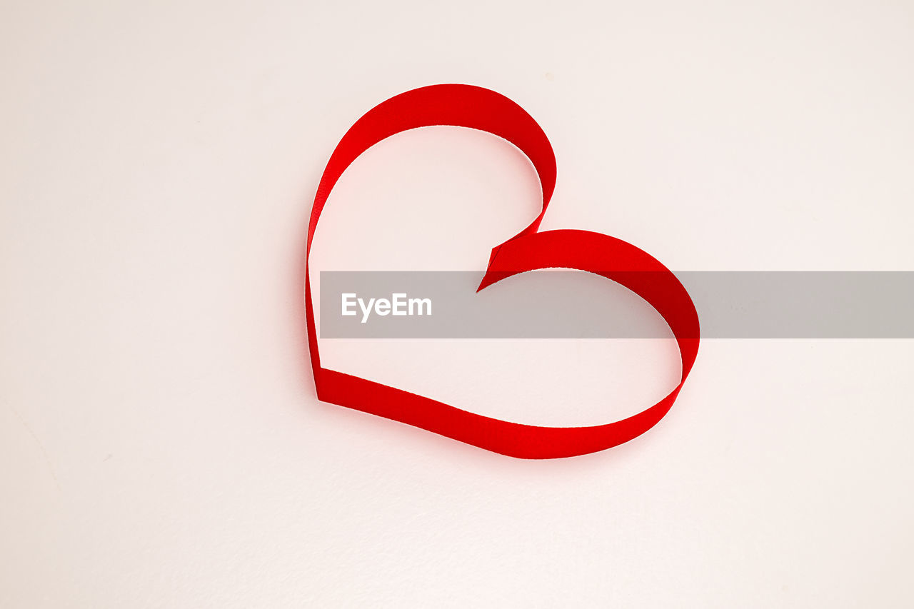 CLOSE-UP OF RED HEART SHAPE ON PAPER