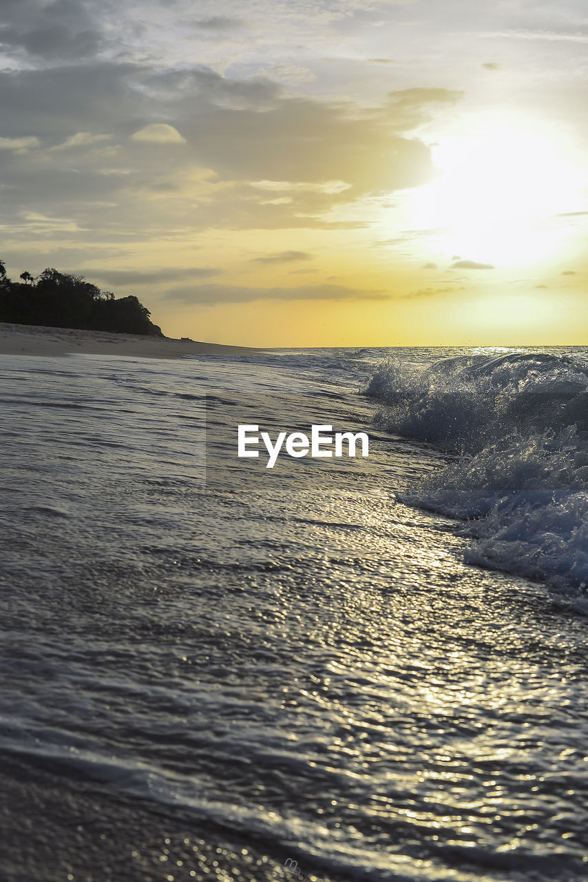 SCENIC VIEW OF SEA AGAINST SUNSET SKY