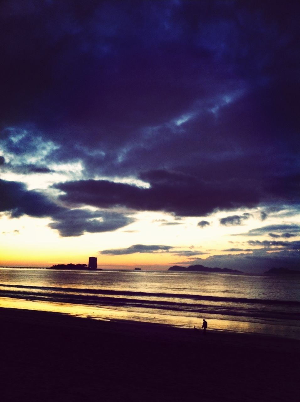 VIEW OF SEA AGAINST CLOUDY SKY