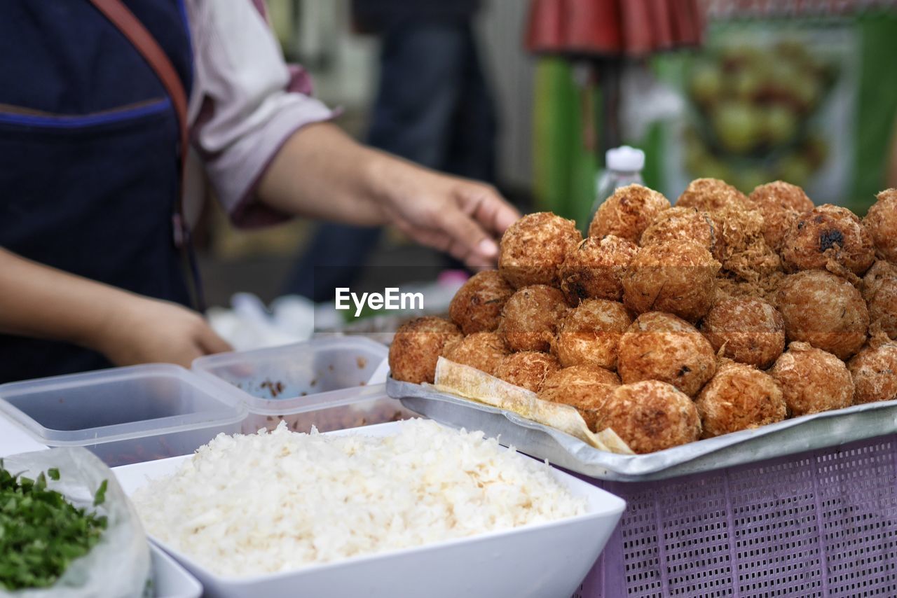 CLOSE-UP OF PREPARING FOOD IN KITCHEN