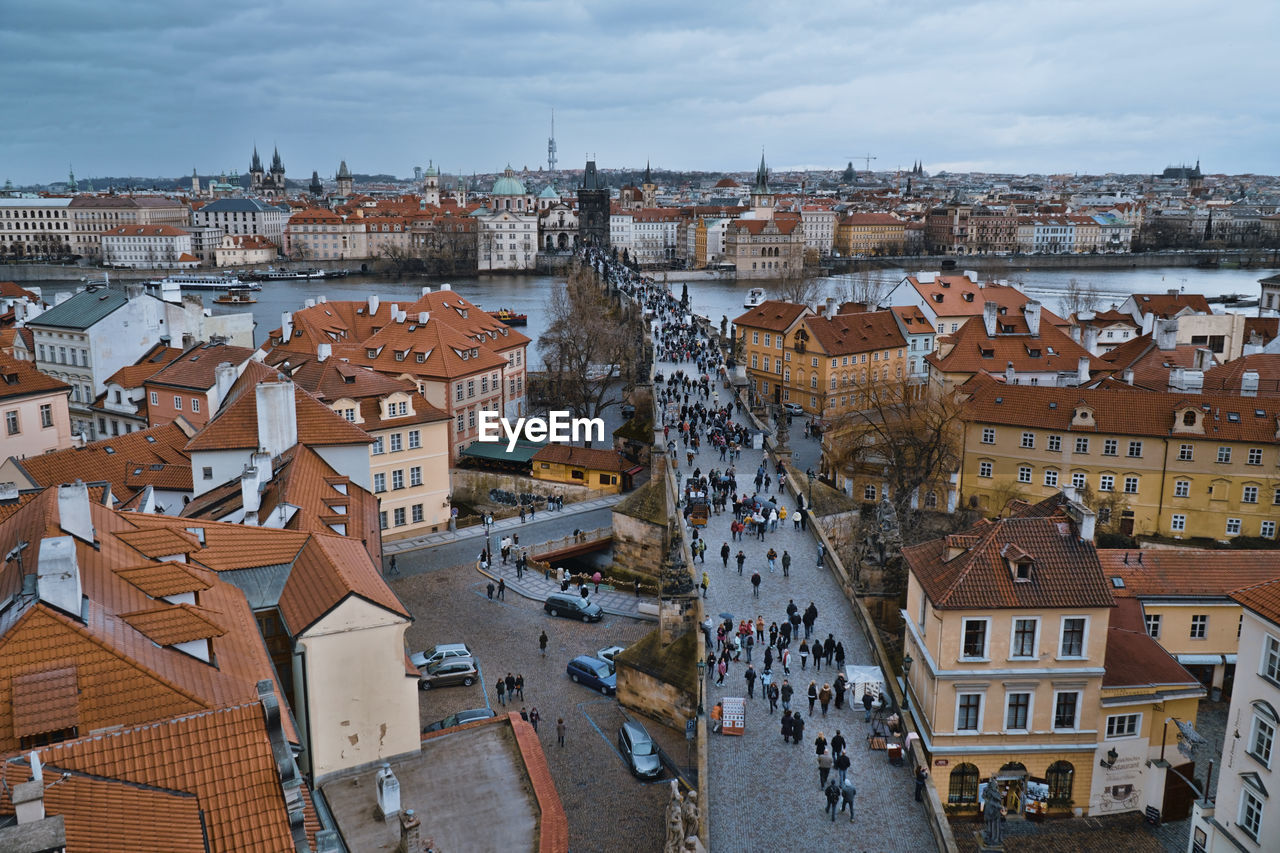 HIGH ANGLE VIEW OF TOWNSCAPE AGAINST SKY