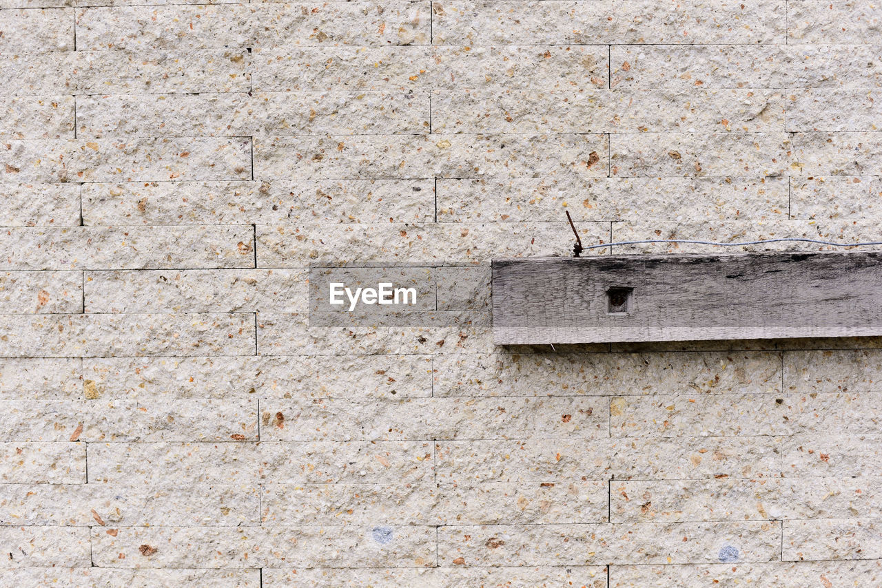 FULL FRAME SHOT OF BRICK WALL WITH CRACKED