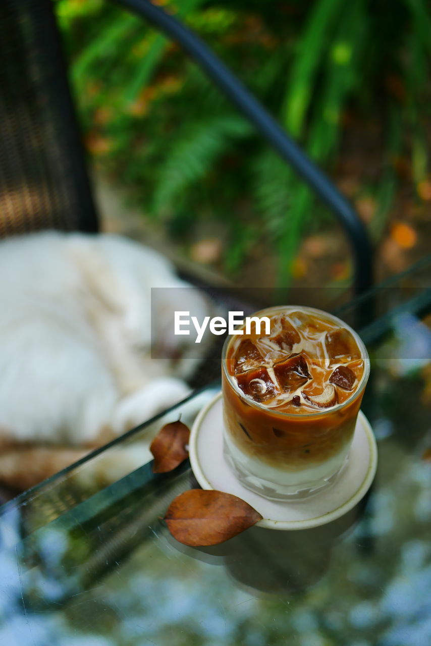 HIGH ANGLE VIEW OF COFFEE WITH DRINK ON TABLE