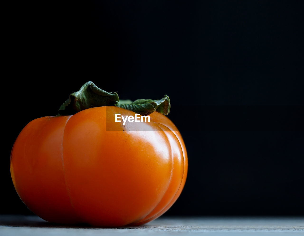 CLOSE-UP OF TOMATOES ON TABLE