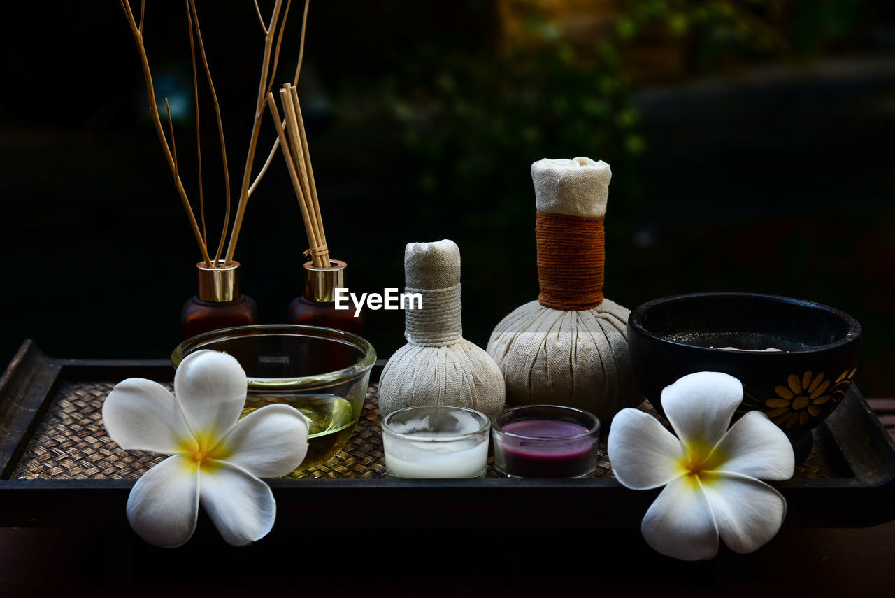 CLOSE-UP OF WHITE FLOWER ON TABLE AT HOME