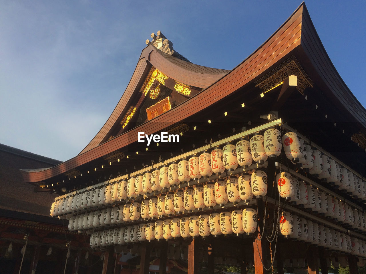 LOW ANGLE VIEW OF PAGODA AGAINST SKY IN BUILDING