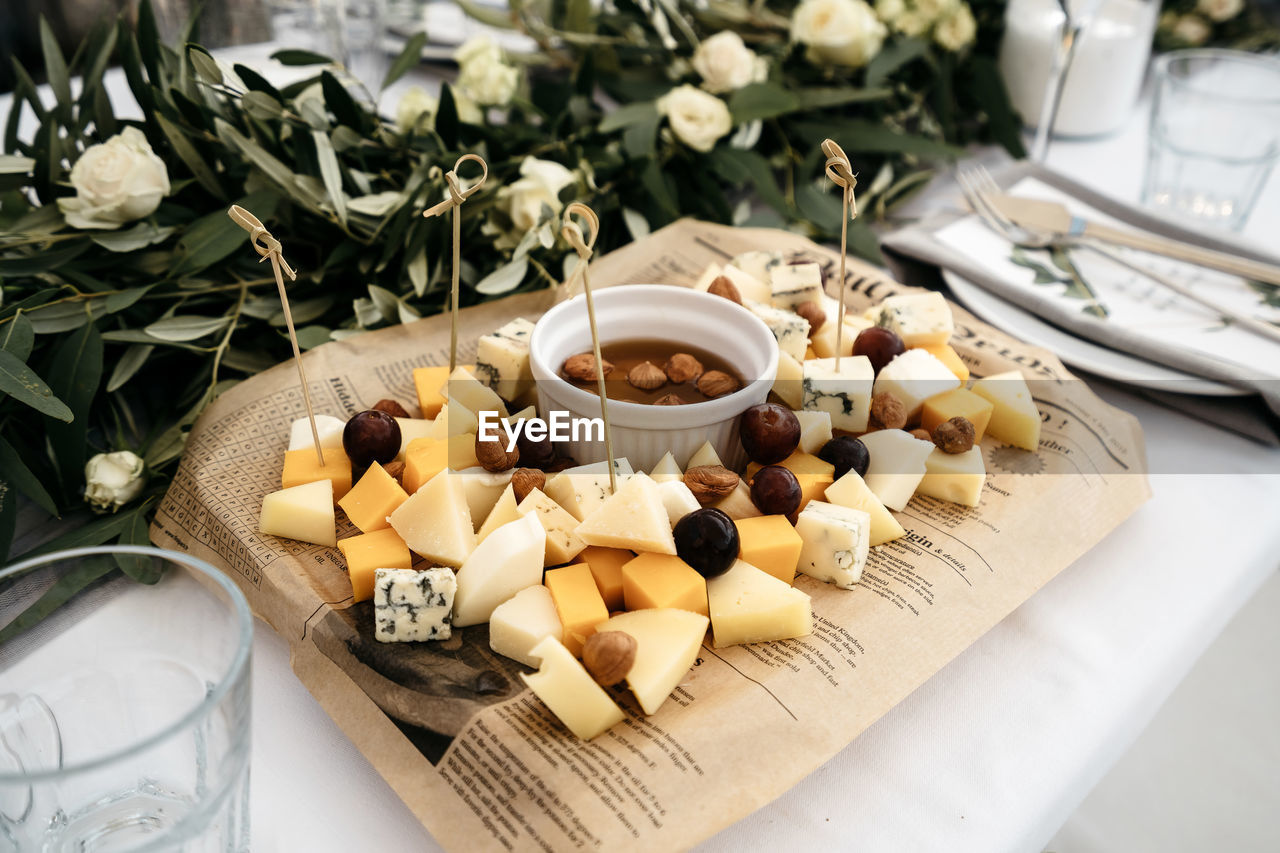 HIGH ANGLE VIEW OF FRUITS IN PLATE