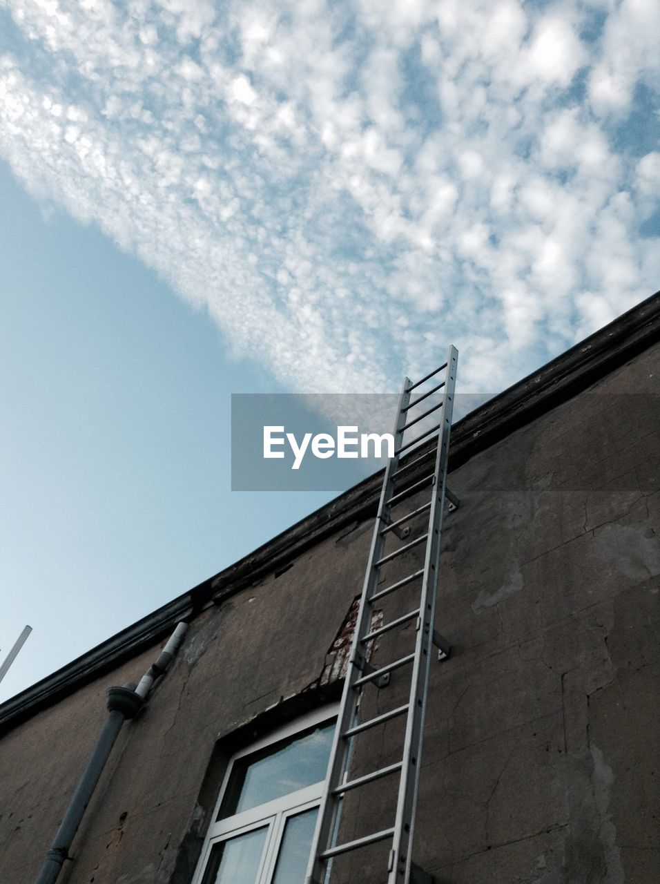 LOW ANGLE VIEW OF BUILDINGS AGAINST THE SKY