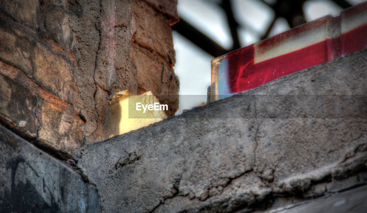 CLOSE-UP LOW ANGLE VIEW OF BUILDING