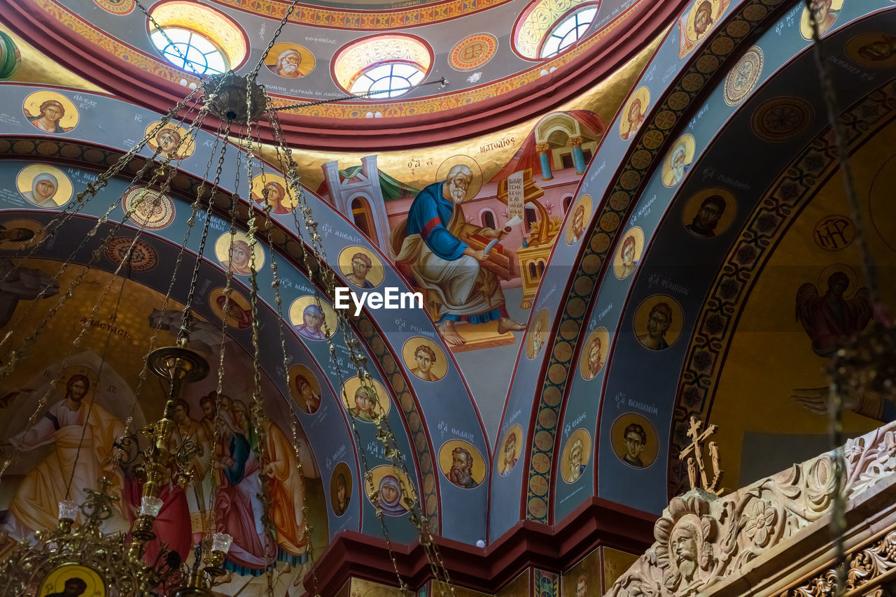 LOW ANGLE VIEW OF CEILING OF BUILDING