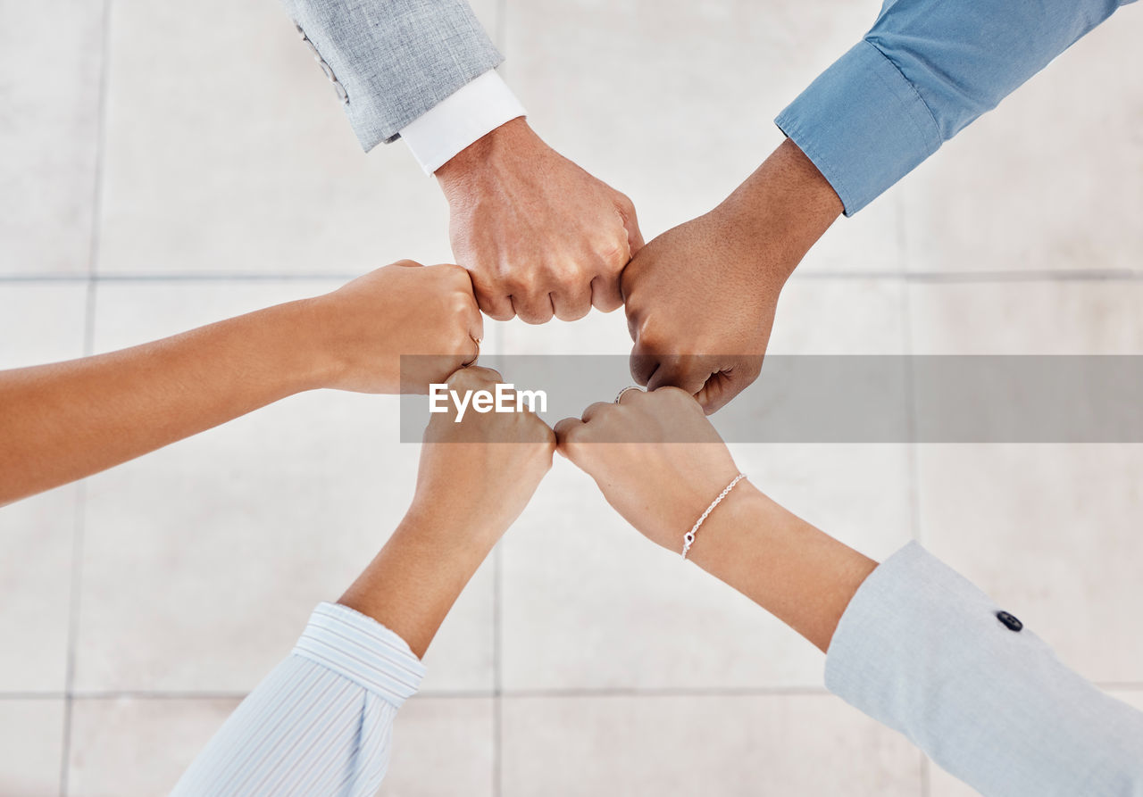 cropped image of business colleagues shaking hands