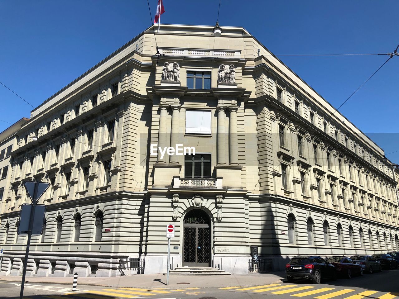 LOW ANGLE VIEW OF BUILDING AGAINST CLEAR SKY