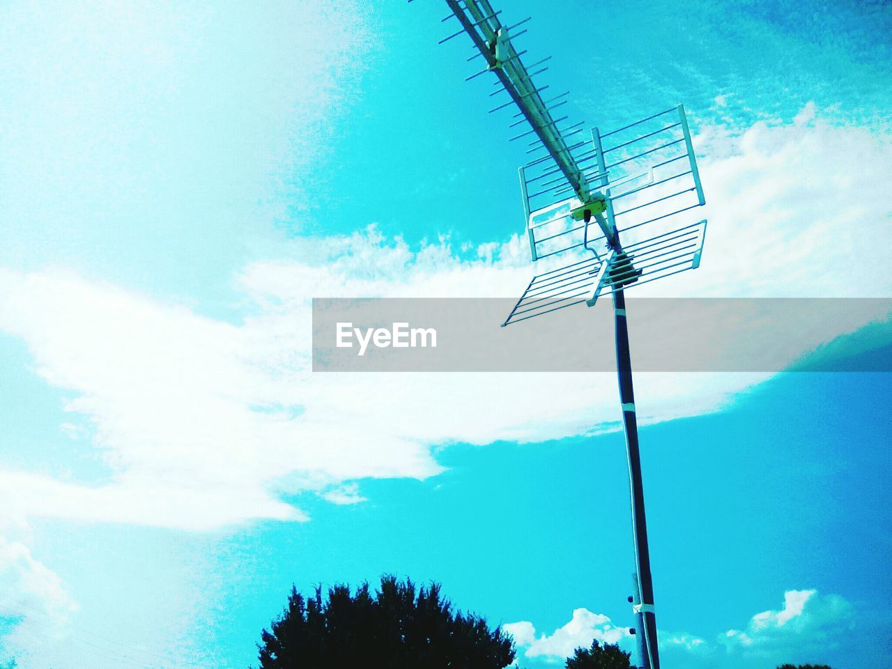 LOW ANGLE VIEW OF ELECTRICITY PYLONS AGAINST SKY