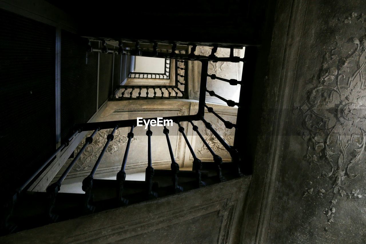 HIGH ANGLE VIEW OF SPIRAL STAIRCASE IN BUILDING