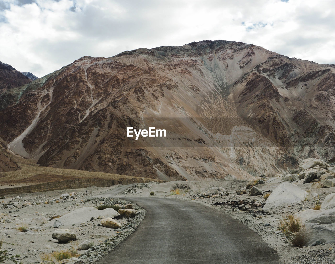 ROAD LEADING TOWARDS MOUNTAIN AGAINST SKY