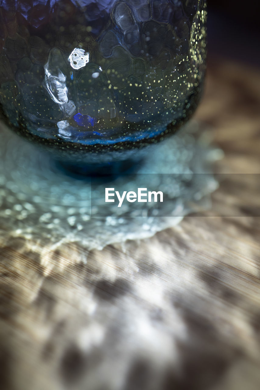 HIGH ANGLE VIEW OF DRINKING WATER ON GLASS