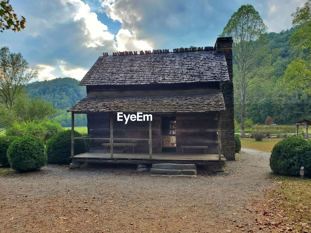 VIEW OF COTTAGE ON FIELD AGAINST SKY