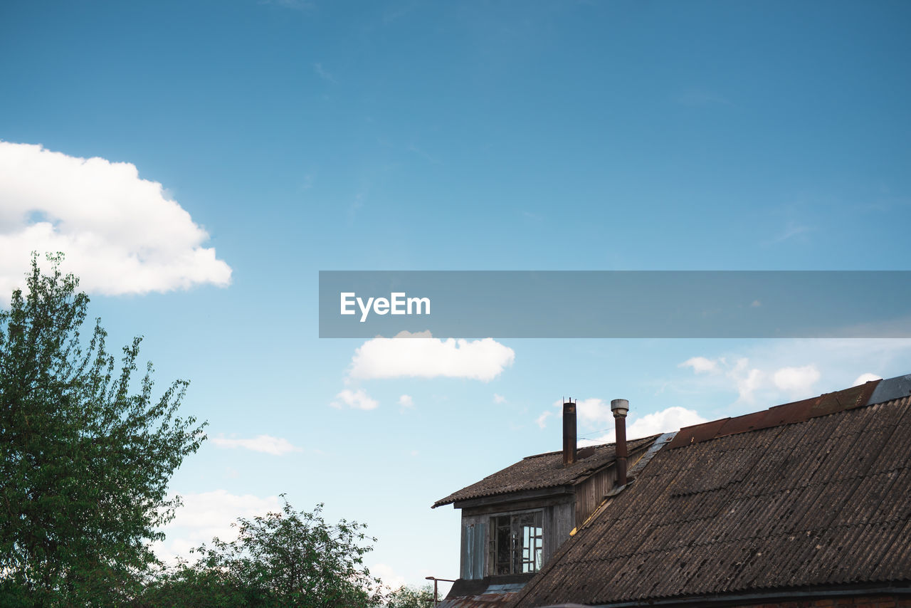 sky, architecture, cloud, built structure, building exterior, building, house, nature, roof, residential district, tree, blue, no people, low angle view, plant, sunlight, outdoors, rural area, day, roof tile, copy space