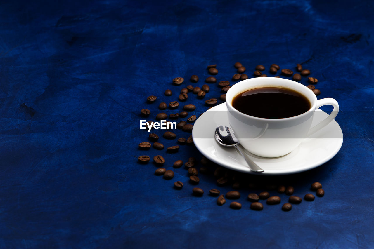 HIGH ANGLE VIEW OF COFFEE CUP WITH TEA